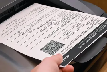 Uma impressora gerando o CRLV-e em um serviço de despachante.